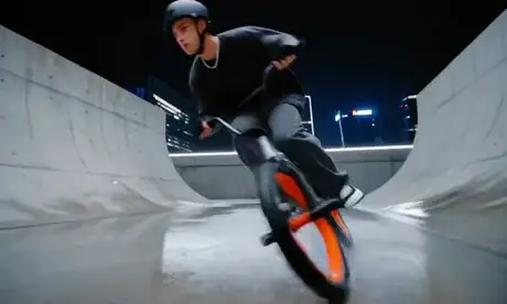 MiniMax H3 夜间 BMX 骑行视频画面