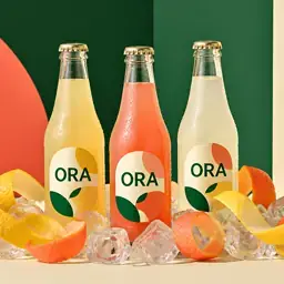 拥有一致短标签和品牌色的虚构 ORA 饮料广告